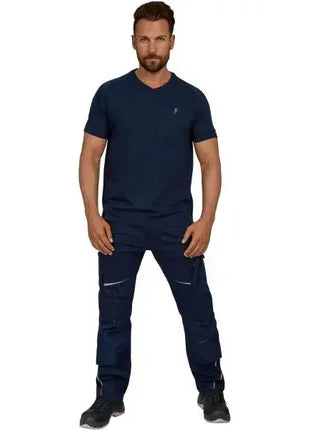 Mann in dunkelblauer Arbeitskleidung, T-Shirt und Hose, für professionelle Hygiene und Pflege