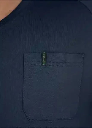Dunkelblaues medizinisches T-Shirt mit Brusttasche, Nahaufnahme, hochwertige Arbeitskleidung