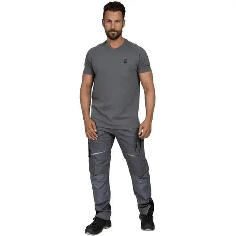 Mann in moderner grauer Arbeitskleidung mit T-Shirt und Cargohose, stehend, auf weißem Hintergrund