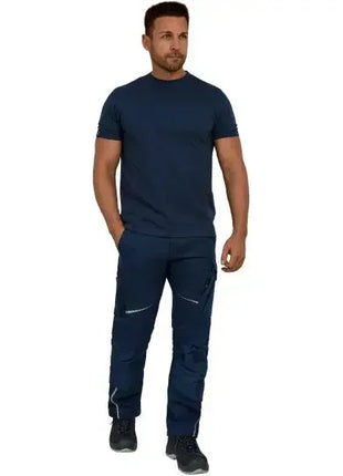 Mann in dunkelblauem T-Shirt und Arbeitshose, hygienische Berufsbekleidung, Stehpose