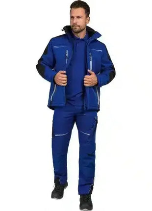 Mann in blauer Arbeitskleidung, Softshelljacke und Hose, professionelle Schutzausrüstung