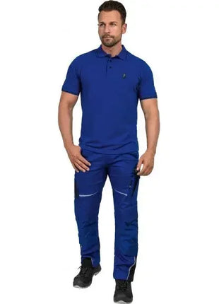 Mann in blauer Arbeitskleidung, Polohemd und Arbeitshose, professionelle Hygienebekleidung