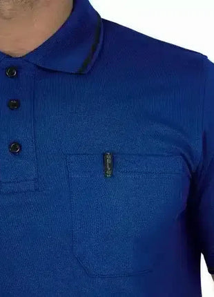 Blaues Poloshirt für Herren mit Brusttasche, klassischer Kragen und Knopfleiste.