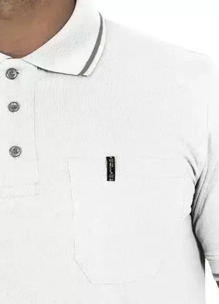 Weißes Poloshirt mit kurzer Knopfleiste, Brusttasche und dezentem Etikett, Berufsbekleidung