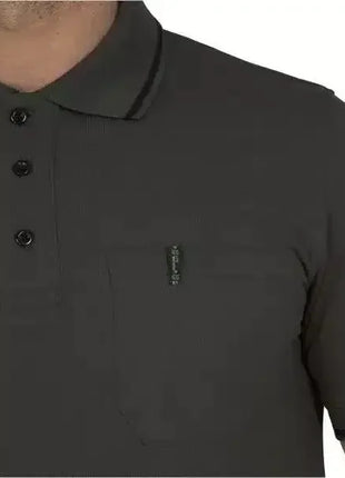 Schlichtes schwarzes Poloshirt für Herren, kurzarm, mit Knopfleiste und Brusttasche.