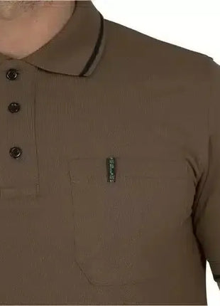 Braunes Poloshirt mit Brusttasche und Knopfleiste, hygienisch, modern, hochwertig.