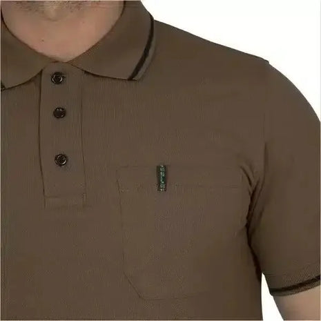 Braunes Poloshirt mit Brusttasche und Knopfleiste, hygienisch, modern, hochwertig.