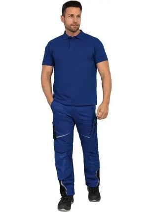 Mann in blauer Arbeitskleidung, Hygiene- und Schutzbekleidung, professionelle Arbeitsmode