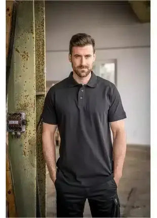 Mann trägt schwarzes Polo-Shirt, moderne Berufsbekleidung, hygienisch, indoor Umgebung