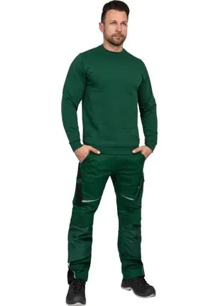 Mann in grüner Arbeitskleidung, langärmliges Oberteil und Hose, professionelle Berufsmode