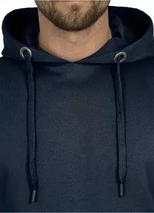 Dunkelblauer Herren-Hoodie mit Kordelzug, Detailansicht Brustbereich, moderne Freizeitmode