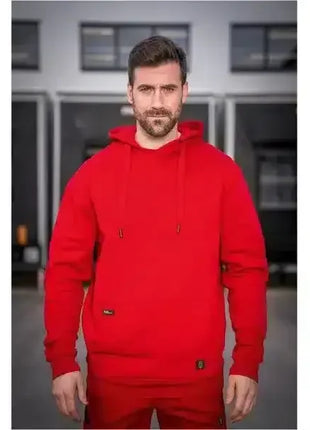 Mann im roten Hoodie, moderne Freizeitkleidung, outdoor, hochwertige Verarbeitung