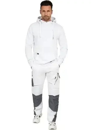 Mann in weißem Kapuzenpullover und moderner Arbeitshose mit grauen Einsätzen, Hygiene Berufsbekleidung