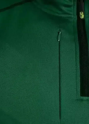 Detailansicht grüner Funktionsjacke mit Reißverschluss und Brusttasche, hygienisch