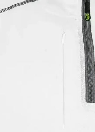 Detailansicht weißer Schutzkittel mit Reißverschluss, professionelle Hygiene-Bekleidung