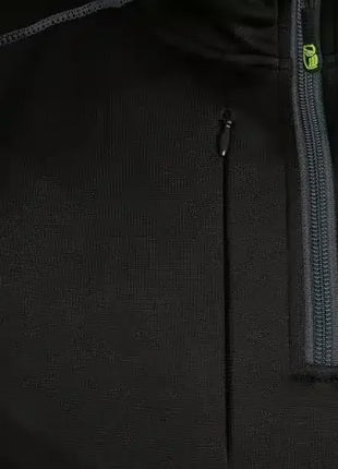 Detailansicht schwarze Softshell-Jacke mit Reißverschluss und Brusttasche