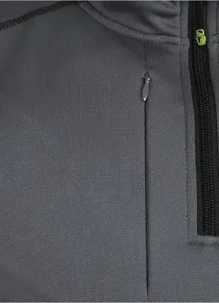 Detailansicht graues Funktionsshirt mit Brusttasche und Reißverschluss für Arbeitsbekleidung