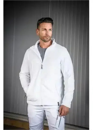 Mann in weißer Arbeitsjacke und Hose, professionelle Berufskleidung für Medizin und Hygiene