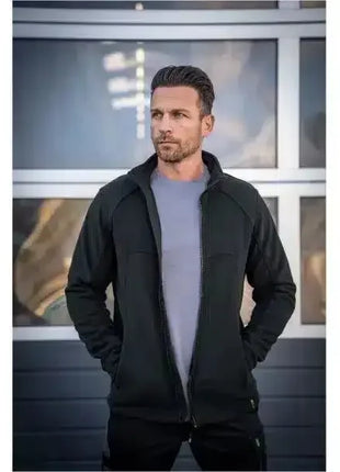Mann trägt schwarze Fleecejacke, Outdoor-Bekleidung, moderne Arbeitskleidung, neutraler Hintergrund
