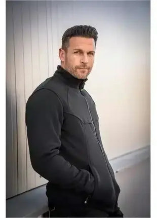 Mann in schwarzer Fleecejacke, Outdoor, moderne Arbeitskleidung für Hygiene oder Medizin