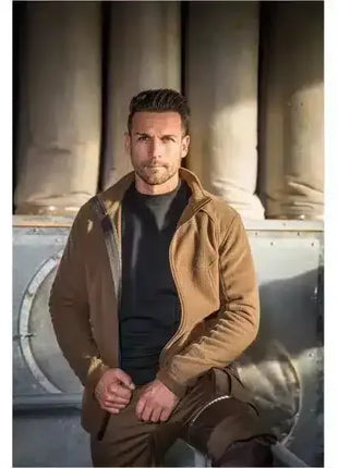 Mann in brauner Fleecejacke, professionelle Outdoor-Bekleidung, neutraler Hintergrund, Sonnenlicht