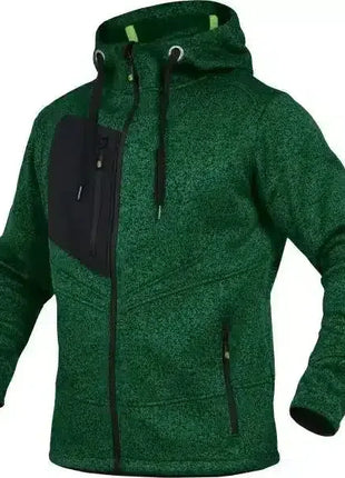 Grüne Softshell-Jacke mit Kapuze, Reißverschluss und schwarzer Brusttasche, Outdoor-Bekleidung