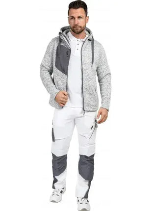 Mann mit grauer Arbeitsjacke und weiß-grauer Arbeitshose, professionelle Arbeitskleidung