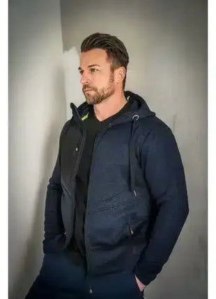 Mann mit dunkelblauer Kapuzenjacke, moderne Freizeitmode, seitlich stehend, neutraler Hintergrund