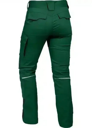 Grüne Arbeitshose mit reflektierenden Streifen, Taschen und robuster Verarbeitung, Rückansicht