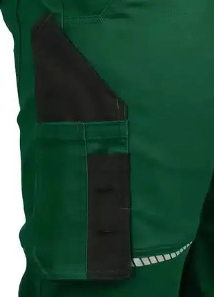 Detail einer grünen Arbeitshose mit schwarzer Tasche, robustes Material, Berufsbekleidung