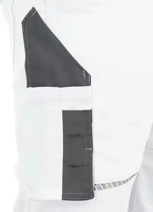 Detailaufnahme weiße Arbeitshose mit grauer Cargotasche, professionelle Berufsbekleidung