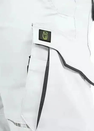 Detailaufnahme weiße Arbeitshose mit modernem Seitentaschen-Design, robuste Verarbeitung