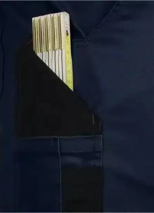 Detailansicht robuste Arbeitshose dunkelblau mit Zollstock in Werkzeugtasche