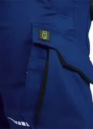 Detailaufnahme einer blauen Arbeitshose mit Seitentasche, hochwertiges Material, Berufsbekleidung