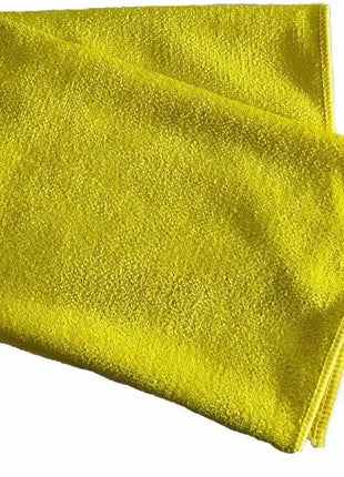 Gelbes Mikrofasertuch für Reinigung und Hygiene, gefaltet auf weißem Hintergrund