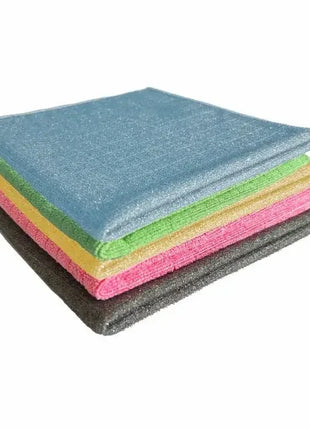 Mikrofasertücher bunt, Reinigungstücher für Hygiene, gestapelt auf weißem Hintergrund