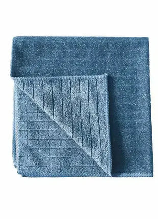 Blaues Mikrofasertuch gefaltet, hygienisch, Reinigungstextil für professionelle Sauberkeit
