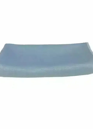 Gefaltetes blaues Mikrofasertuch für professionelle Reinigung und Hygiene auf weißem Hintergrund