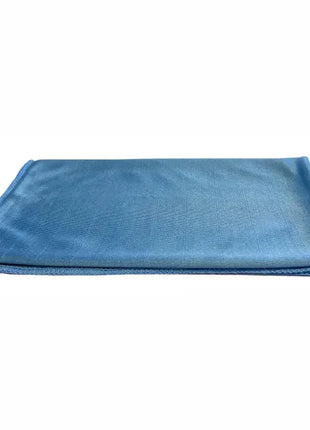 Gefaltetes blaues Mikrofasertuch für professionelle Reinigung, Hygiene und Desinfektion