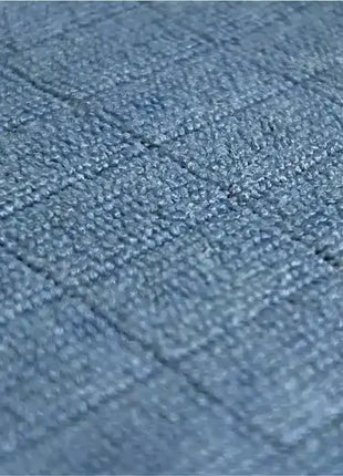 Nahaufnahme einer blauen, strukturierten Hygieneauflage mit Rautenprägung für professionelle Pflege