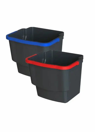 Zwei schwarze Reinigungswannen mit farbigen Rändern in Blau und Rot für Hygiene und Reinigung
