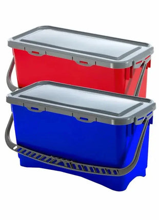 Zwei rechteckige Reinigungseimer in Rot und Blau mit Deckel und Henkel für professionelle Hygiene.