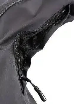 Detailaufnahme eines schwarzen Reißverschlusses an medizinischer Schutzkleidung, Nahaufnahme, Hygieneprodukt