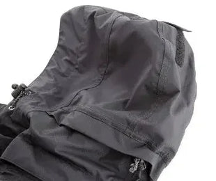 Schwarze, wetterfeste Kapuze aus Funktionsmaterial, praktischer Schutz bei Regen und Wind