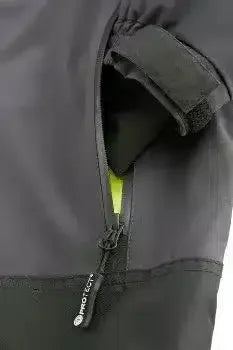 Detailaufnahme schwarze Funktionsjacke mit Reißverschluss und Klettverschluss am Ärmel