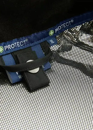 Nahaufnahme eines schwarzen Schutznetzes mit blauem Rand und PROTECT-Logo, Größe XL, für Hygiene oder medizinische Schutzzwecke