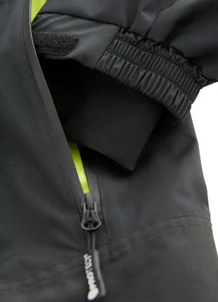 Detail einer schwarzen Schutzjacke mit elastischem Ärmelbündchen und Reißverschluss, Nahaufnahme