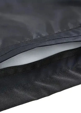 Detailaufnahme einer schwarzen Schutzhülle aus Textil mit Reißverschluss, medizinisches Zubehör