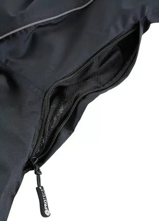 Detailaufnahme einer schwarzen Outdoorjacke mit Reißverschluss und Mesh-Innentasche, Schutzkleidung