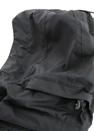 Schwarze Schutzjacke mit Kapuze, Detailaufnahme, robuste Medizin- und Hygienebekleidung